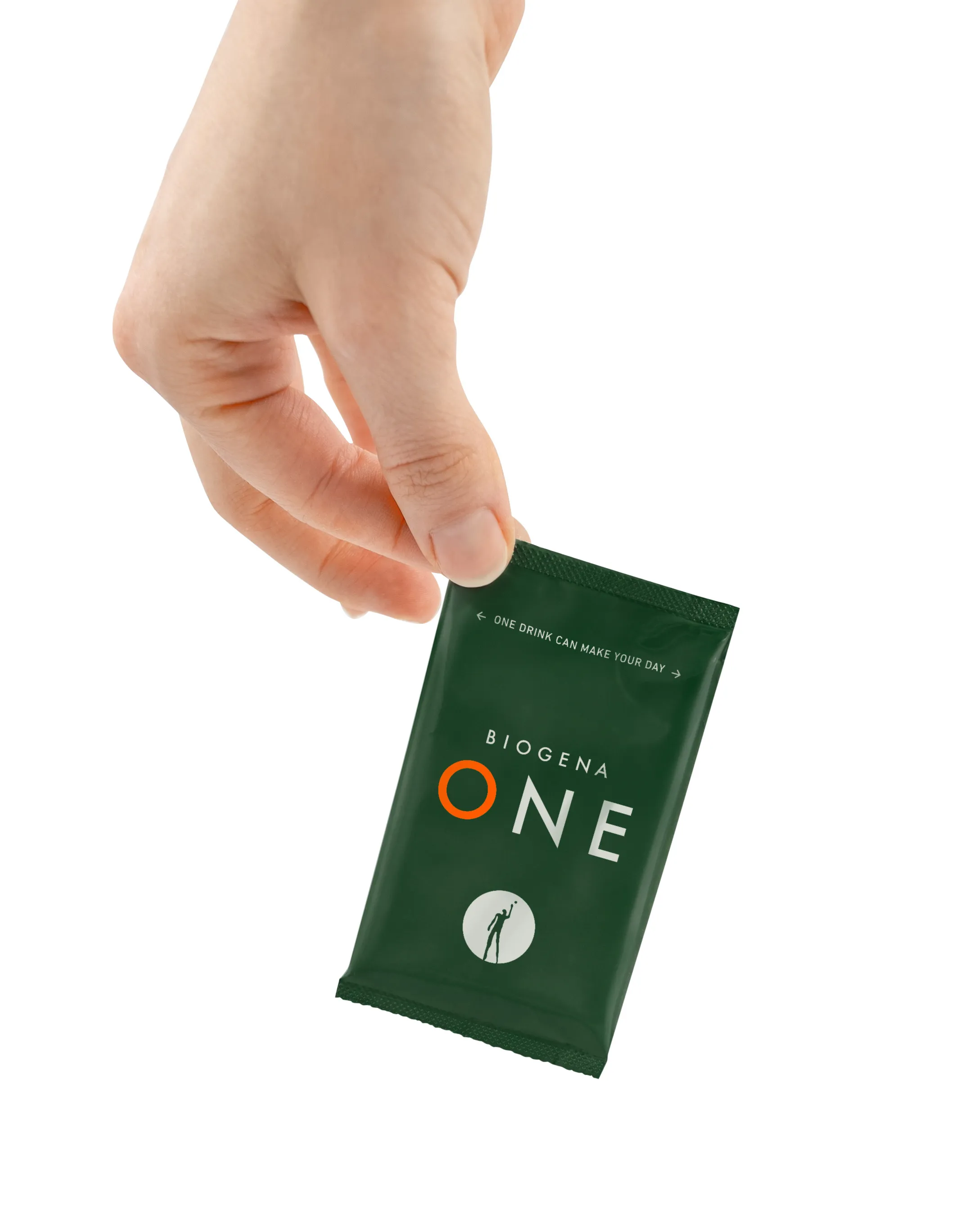 Eine Hand hält ein grünes BIOGENA ONE Sachet mit All-in-One Supplement Pulver vor einem cleanen, weißen Hintergrund