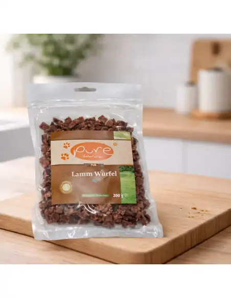 Getrocknete Lamm Würfel Mini von PURE Naturfutter als gesunder Trainingssnack für Hunde