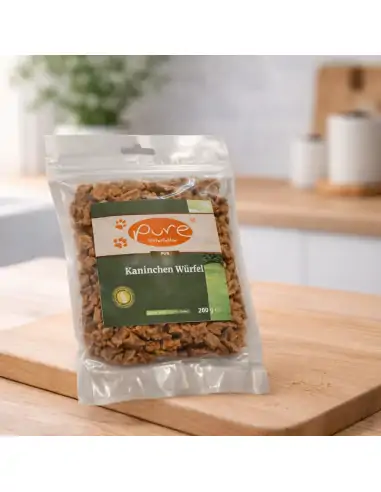 Getrocknete Kaninchen Würfel von PURE Naturfutter als natürlicher Hundesnack für Training und Belohnung