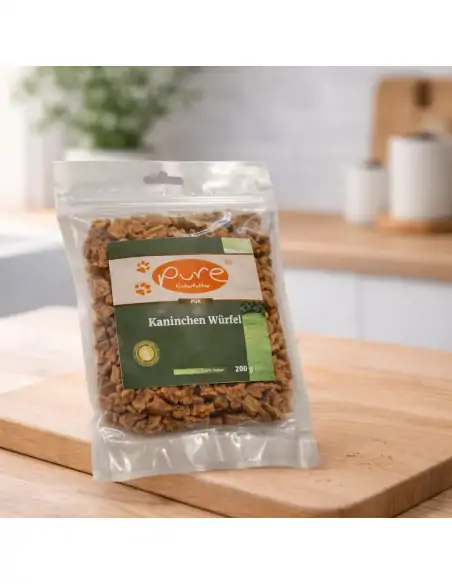 Getrocknete Kaninchen Würfel von PURE Naturfutter als natürlicher Hundesnack für Training und Belohnung